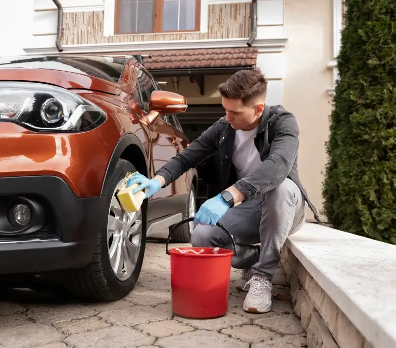 Lavage auto à domicile Ambérieux : professionnel intervenant sur un véhicule